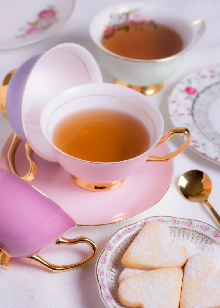 Tasses de thé élégante Tasses de thé élégante avec des biscuits sur une petite assiette, décor en porcelaine.