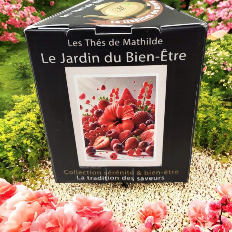 Les Thés de Mathilde - Infusion jardin du Bien être Boîte de thé "Le Jardin du Bien-Être" avec des fruits rouges / hibiscus et des fleurs en arrière-plan.